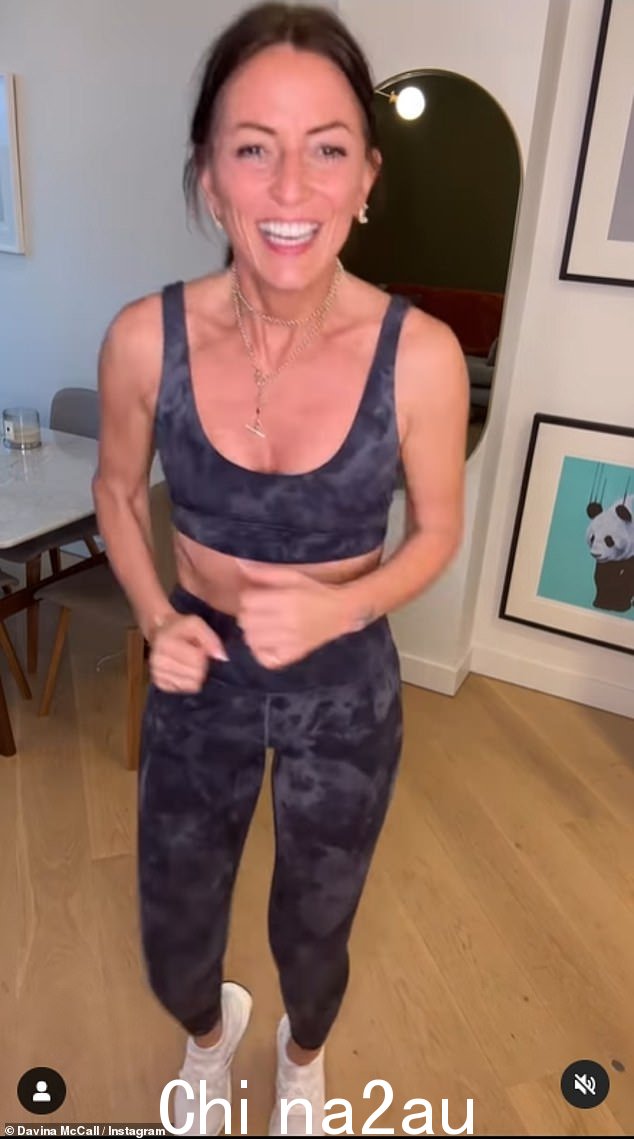 Toned:Davina 被证明是男人的灵感来源当她穿着灰色迷彩露脐上衣和配套紧身裤展示她坚如磐石的腹肌和雕塑般的手臂时,我