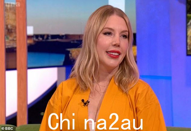 婴儿泡泡:Katherine Ryan 开玩笑说,在看到三周大的女儿 Fenna Grace 在丈夫 Bobby Kootstra 的怀里熟睡后,她已经开始想再要一个孩子了