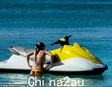 贝拉·哈迪德 (Bella Hadid) 在水上摩托艇和男友的假期照片中展示了她苗条的身材