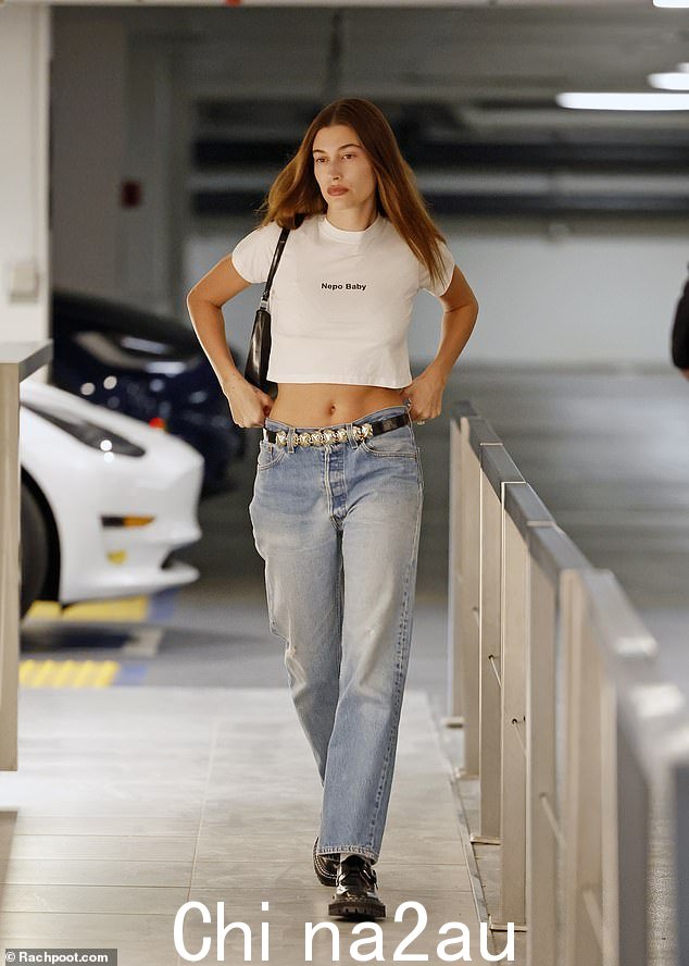 拥抱这个标签!演员斯蒂芬·鲍德温的女儿海莉·比伯周五在洛杉矶外出时自豪地摇晃着一件短款“Nepo Baby”T 恤