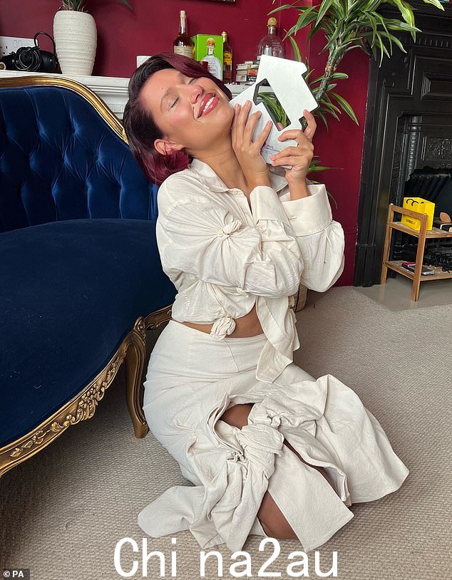 独家:'我哭了一整天':RAYE 以单曲 Escapism 获得了她的第一个冠军……她透露自己感到'非常感激'