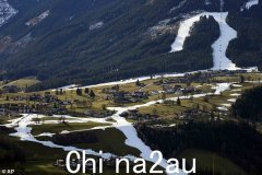 滑雪公司因阿尔卑斯山缺雪而拒绝向滑雪者退款：“希望”下周降雪
