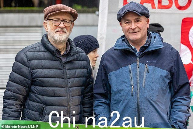 前工党领袖杰里米·科尔宾星期六在尤斯顿车站外与米克·林奇会合