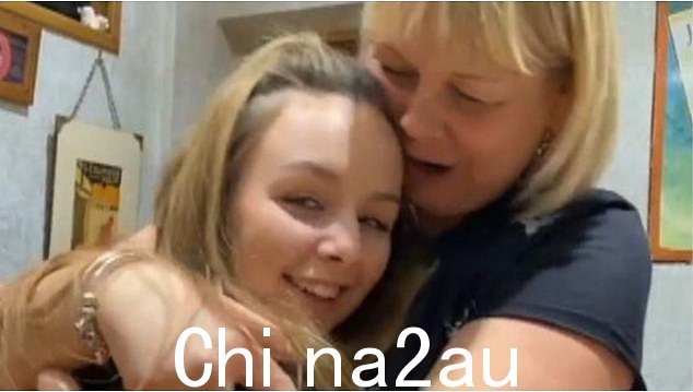 约翰斯顿夫人说:'但是对我们,她的家人来说,这表明她说的是实话,她是一个受害者,就像她声称的那样,就像她妈妈我相信她'