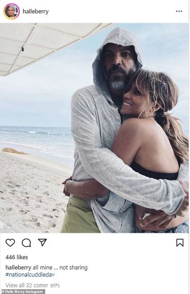 'All mine':56 岁的哈莉·贝瑞 (Halle Berry) 与 52 岁的男友范亨特 (Van Hunt) 合影留念,周五在她的 Instagram 上分享了一张可爱的照片,当时她正在庆祝全国拥抱日