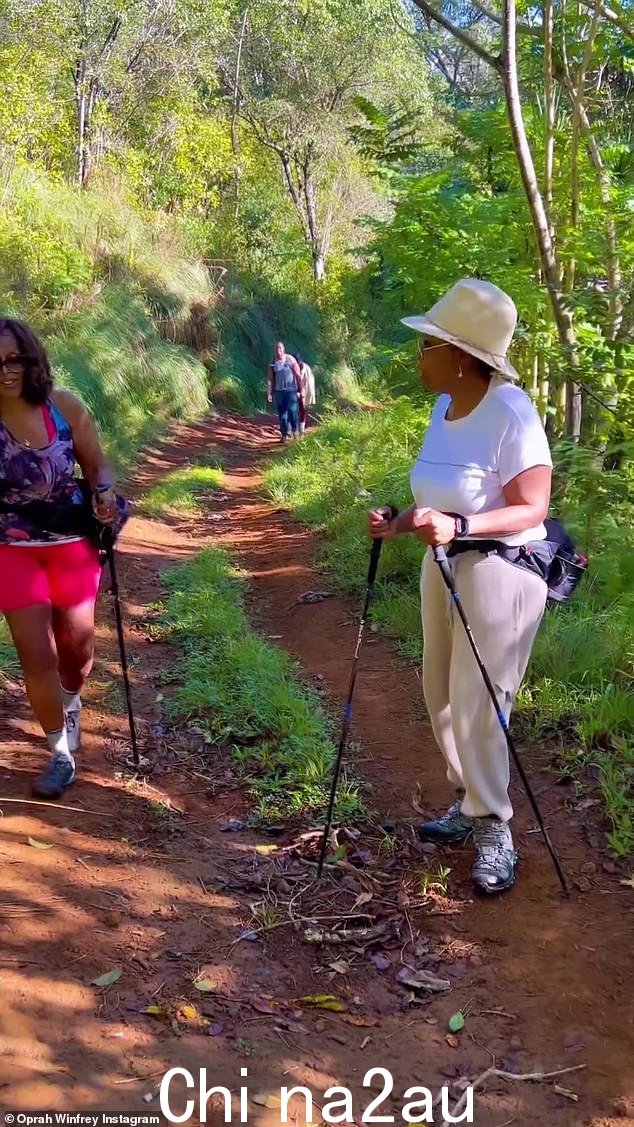 许多徒步旅行之一:盖尔和奥普拉在过去一周左右的时间里徒步旅行了很多次。温弗瑞在本周早些时候分享了一些远足的片段