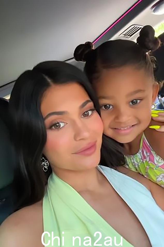 她的女婴:Kylie 与 31 岁的说唱明星 Travis Scott 迎来了她的第二个孩子,就在 Stormi 满四岁一天后