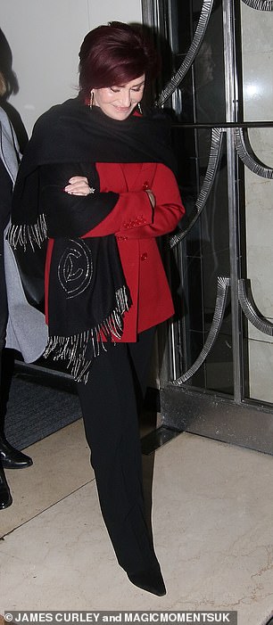 设计师衣橱：Sharon 穿着 Chanel 围巾、红色外套和黑色裤子，看起来一如既往的时尚