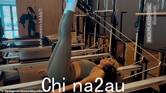 玩得开心吗?当她在空中抬起双腿时,明星满脸笑容