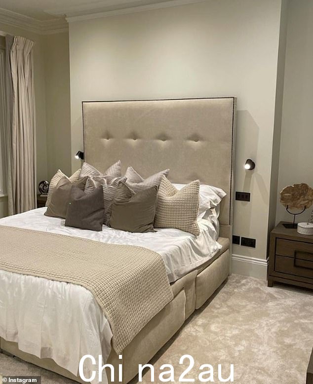Abode:Zara 让粉丝们看到了这对夫妇的卧室,里面有奶油色地毯和深灰色 chez 休息室