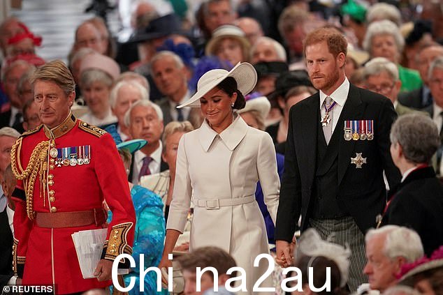哈里王子在去年访问英国参加女王白金禧庆典后,'想取消'他的重磅回忆录 Spare 的出版。图为:去年 6 月 3 日女王白金禧庆典期间,苏塞克斯公爵和公爵夫人在圣保罗大教堂