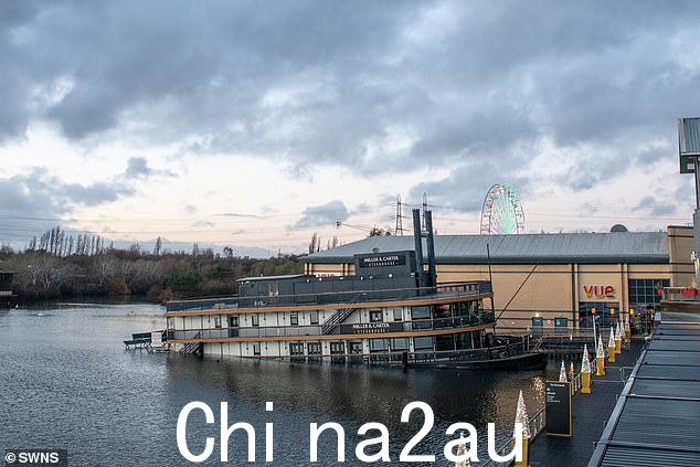 上个月,餐厅的正面(上方)仍在水线以上,但现在已经滑到水面以下