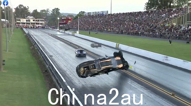Fenech 先生在比赛开始前不久被拍到正在欣赏他的汽车。 Willowbank Raceway 在社交媒体上证实了他的死讯