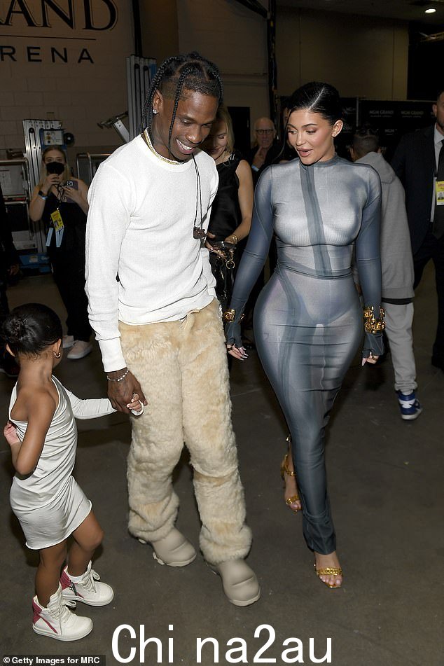 无可奉告:Kylie 和 SICKO MODE 歌手都有尚未公开评论他们报道的分裂;这对和 Stormi 一起出现在 2022 年 5 月