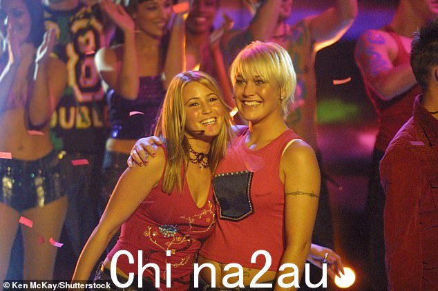 联手:他们最出名的歌曲是 Bring It All Back、S Club Party、Reach 和 Never Had a Dream Come True(Rachel Stevens 和 Jo O'Meara 摄于 2001 年)