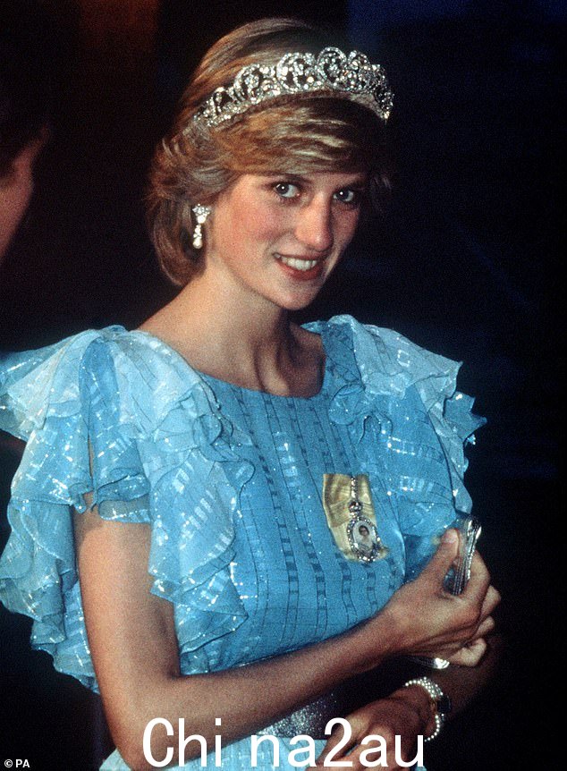 1983 年,戴安娜王妃戴着斯宾塞家族的头饰。梅根曾计划佩戴 Spe ncer tiara before the Queen offer her to borrow an Royal Collection for her wedding
