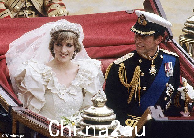 戴安娜王妃非常喜欢头饰,例如在她结婚那天戴的这顶头饰,哈里透露她最初就是这样设计的需要佩戴斯宾塞头饰作为对她的敬意