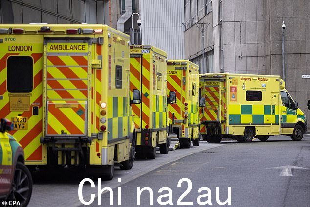 总理 Rishi Sunak 将在 A&E 等待达到临界水平时与 NHS 领导人举行紧急会谈。图:周六皇家伦敦医院外的救护车在 A&E 等待中达到临界水平。图:周六皇家伦敦医院外的救护车</p> =