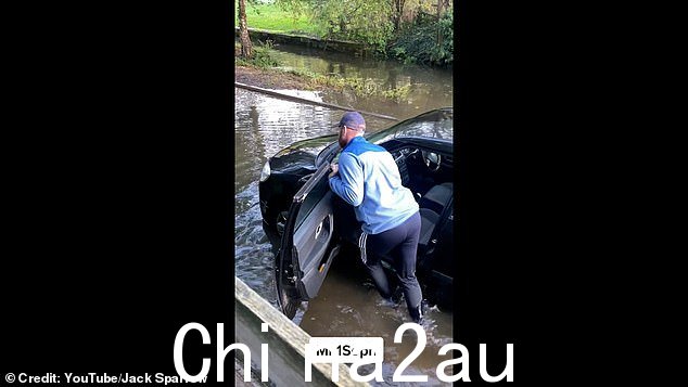 克拉克先生谈到 12 月的关闭时说:'我们知道 Rufford Ford 已经受到当地人和来自更远地区的人的欢迎,但我们不能再强调了,该地区的危险驾驶不能继续,因为它危及驾车者的安全和处于危险中的行人'