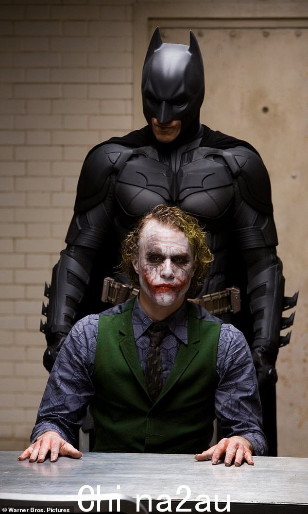 'The Dark Knight' - Christian Bale 扮演蝙蝠侠站在 Heath Ledger 身后扮演小丑