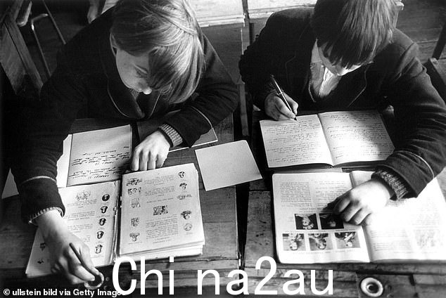 图:1967 年伦敦巴特西一所中学的学生(档案照片)