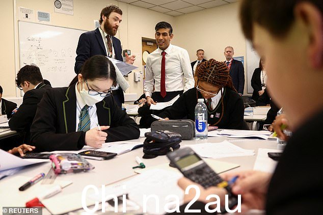 图:首相 Rishi Sunak 于 2023 年 1 月 6 日参观位于伦敦巴特西的哈里斯学院(资料照片)