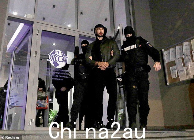 Andrew Tate 于 12 月 29 日在布加勒斯特被警察护送,此前他在强奸和人口贩运调查中被捕