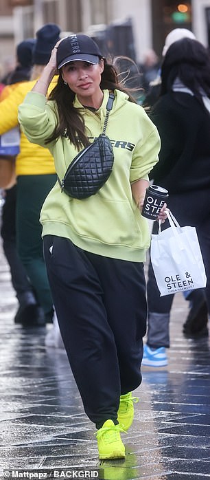 在旅途中:Myleene 在上班的路上买了杯咖啡和零食