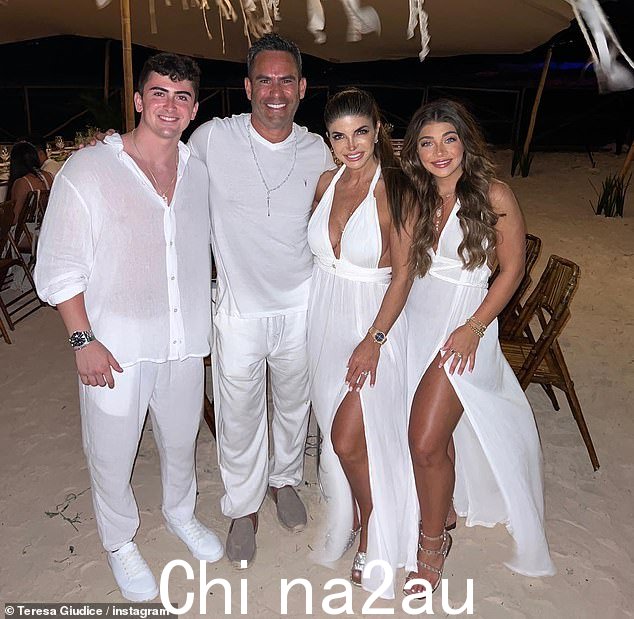 动态夫妻:这对动态夫妻共有六个孩子:Giudice 与前夫 Joe Giudice 共有 13 岁的女儿 Audriana、16 岁的 Milania、18 岁的 Gabriella 和 21 岁的 Gia,而 Ruelas 是儿子 Louie 的父亲19 岁的 Jr. 和 21 岁的 Nicholas,来自以前的关系