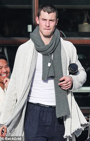 New 'do: Shawn Mendes 周六在洛杉矶的 Verve Coffee 外出吃早餐时展示了他的新年发型