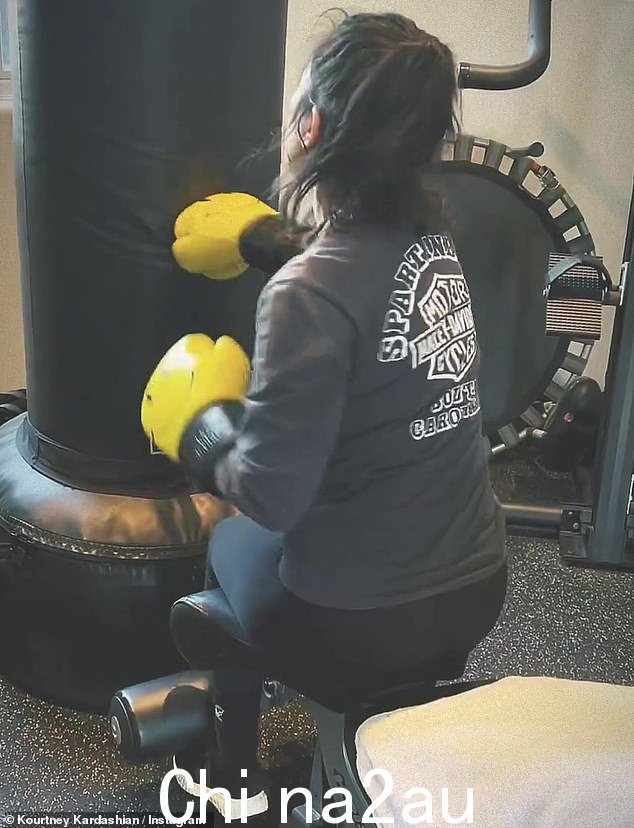 让它成为现实:Kourtney Kardashian 在周六发布了她的 Insta Stories,并发布了一段她锻炼、热情地做拳击仰卧起坐的视频