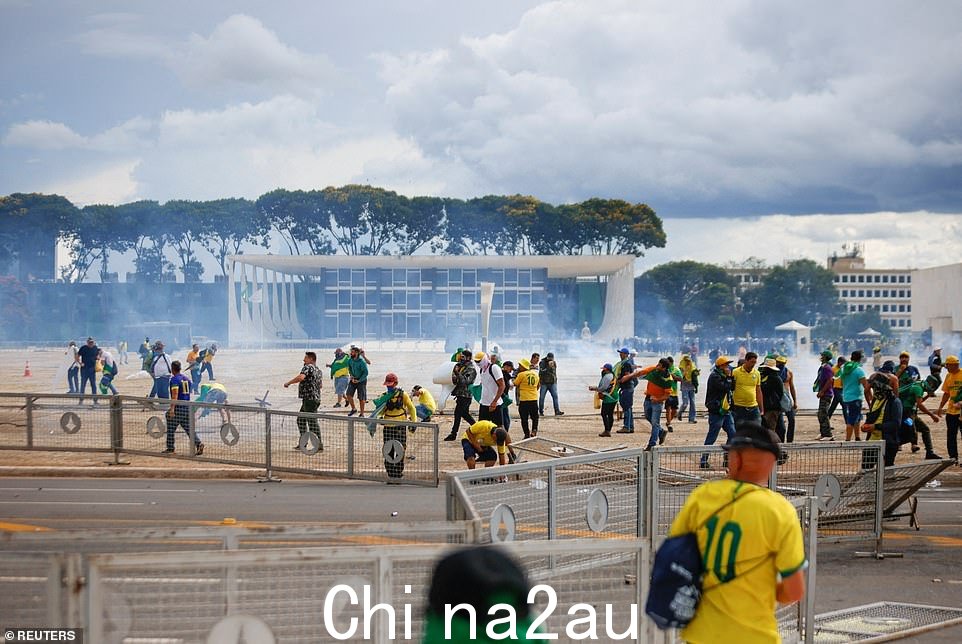 巴西前总统 Jair Bolsonaro 的支持者周日在国家首都