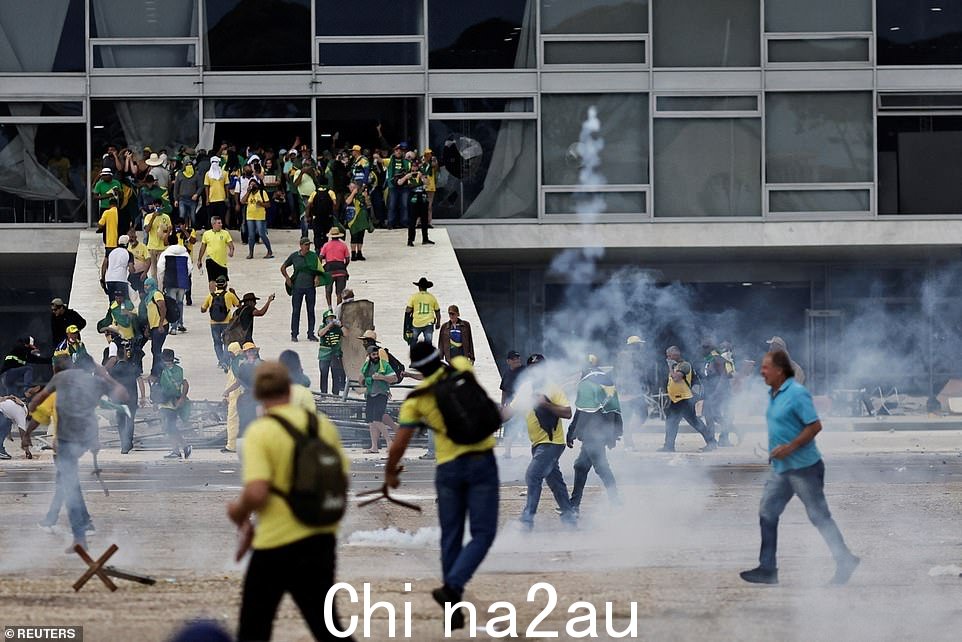 周日抗议期间,愤怒的示威者冲进了巴西的普拉纳尔托宫