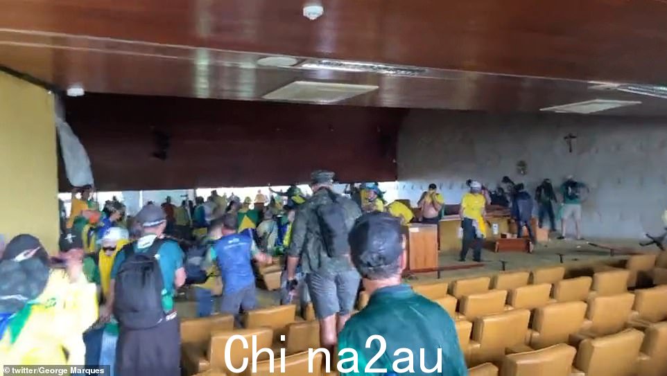抗议者在周日的抗议活动中砸毁了巴西国民议会大楼的内部