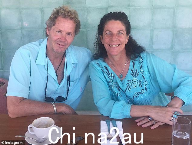 这对夫妇的社交媒体账户展示了他们在大自然中的幸福生活,一个远离王室严格规则的世界