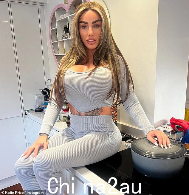 '受宠若惊':凯蒂在社交媒体平台上写信给她的 260 万粉丝,写道:'我想说我对自己收到的 DMS 数量感到受宠若惊有男人想带我出去,现在我单身'
