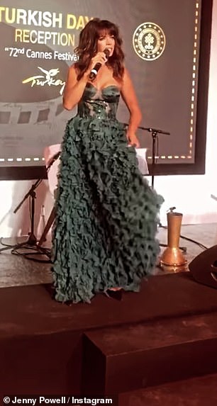 别致:Jenny 穿着一件森林绿色长袍在一个剪辑中看起来很漂亮