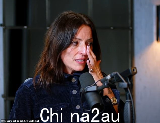 沮丧:Davina McCall 在史蒂文·巴特利特 (Steven Bartlett) 的 CEO 播客日记中坦诚相待,回忆起她已故同父异母的姐姐死于肺癌时,泪流满面