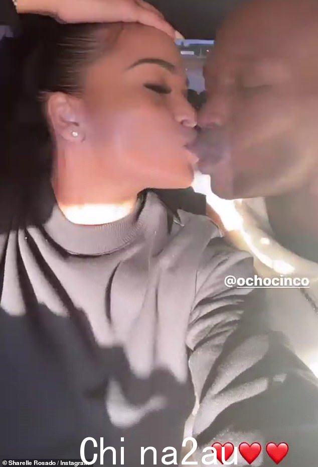他的第一次求婚:去年,约翰逊第一次用不同的戒指求婚