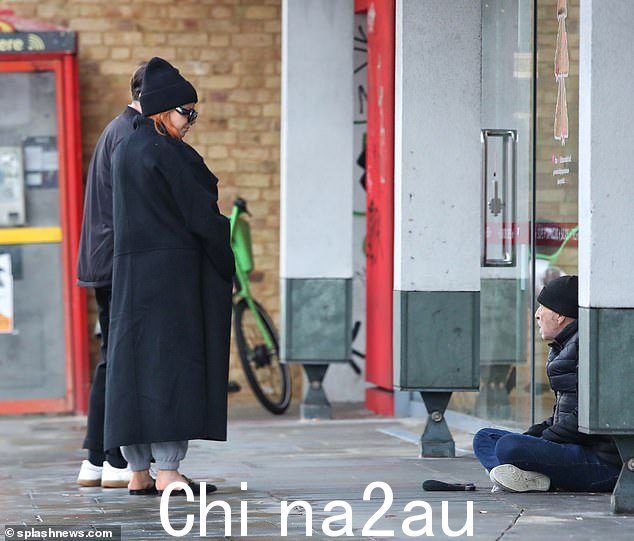 Chat: 这对夫妇互相聊得很开心,然后停下来和一个无家可归的人聊天