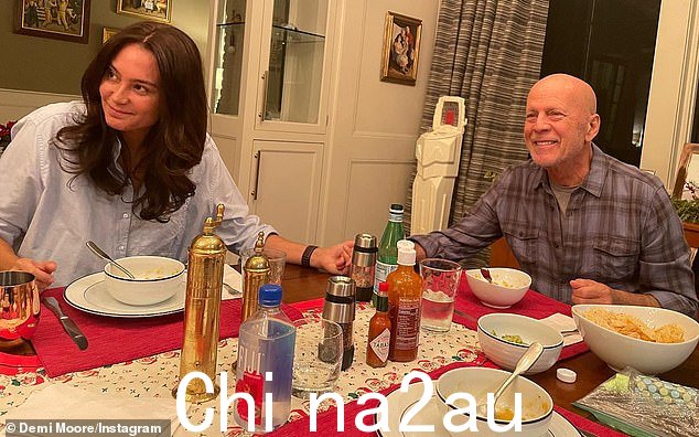 布鲁斯爷爷:鲁默67岁的父亲布鲁斯威利斯和44岁的第二任妻子艾玛赫明也在Instagram上分享了甜蜜的帖子