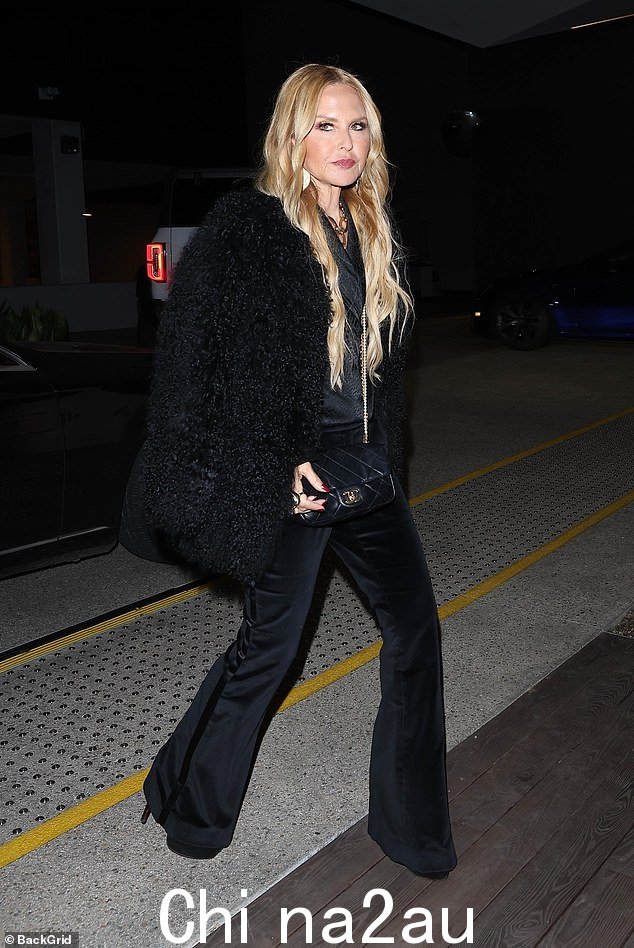 越多越好!时装设计师 Rachel Zoe 后来被拍到在圣莫尼卡加入 Paris 和 Ashley