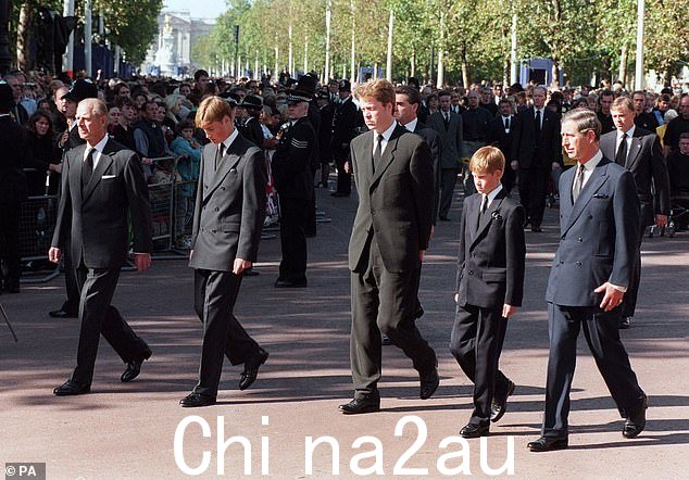 哈里王子说过他“绝对不可能”让他的兄弟独自走在他母亲戴安娜王妃的棺材后面。 1997 年戴安娜葬礼当天,当棺材被运往威斯敏斯特教堂时,兄弟俩不得不一起走在戴安娜的棺材后面。上图:1997 年,哈里和威廉与他们的父亲查尔斯国王(右)、祖父菲利普亲王(左)和伯爵斯宾塞叔叔,戴安娜王妃的弟弟