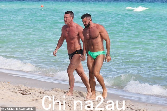 海滩宝贝!Luke Evans 和他的男朋友 Fran Thomas 周日在迈阿密的海滩上享受冬日的阳光,看起来和以往一样亲密