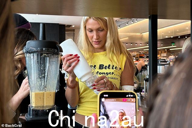 Concentrated: 在杯中加入椰子奶油时集中的美丽