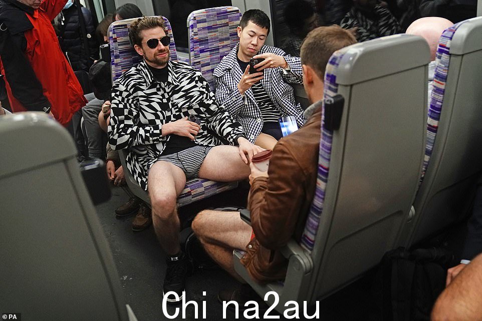 去年开通的伊丽莎白线迎来了第一批脱裤乘客,数百人穿着内衣出行