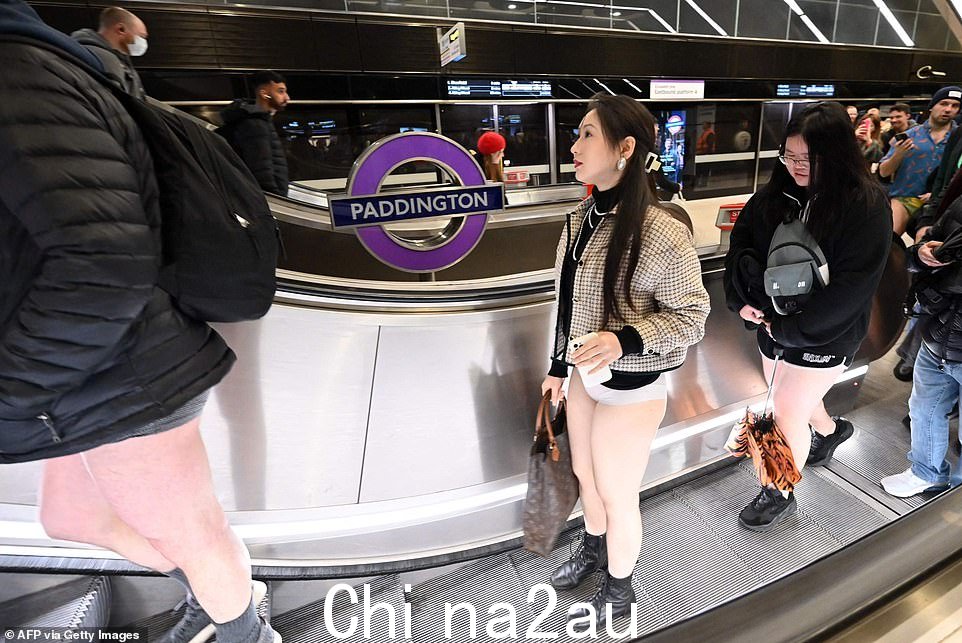 在帕丁顿,光着腿的乘客先乘坐自动扶梯,然后再加入地铁
