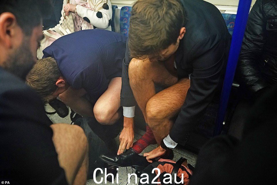 挤压和挤压:有些人在乘坐地铁时挣扎着脱下裤子