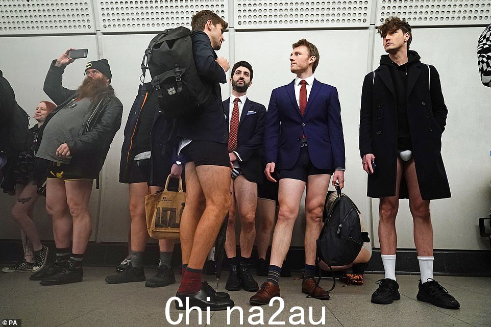 由僵硬上唇协会组织,该活动看到人们在上半身穿上智能办公服,下半身只穿内衣、鞋子和袜子