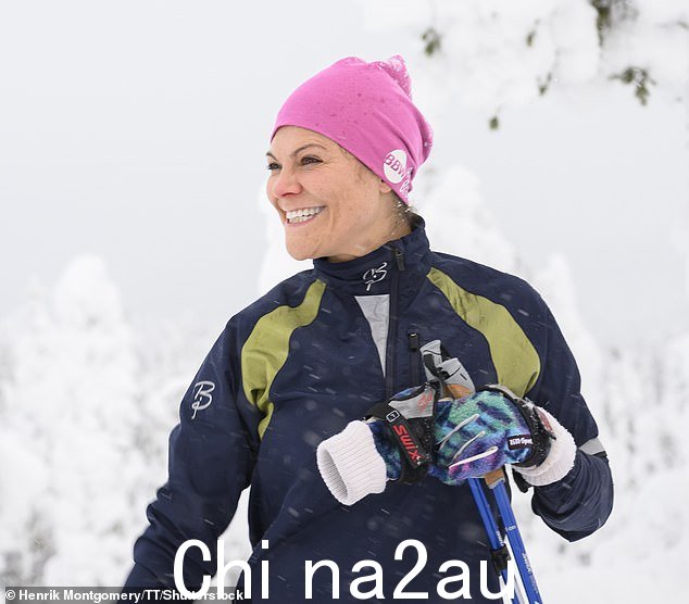 瑞典王储维多利亚公主今天似乎很高兴和她的父亲一起在萨伦村滑雪